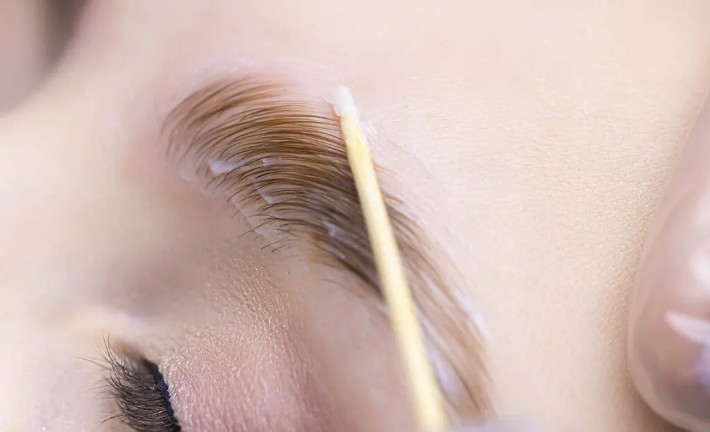 Brow Lamination – geglättete, gefüllte Augenbrauen