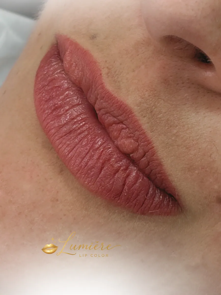 Lippen nach Lumière Lip Color Pigmentierung